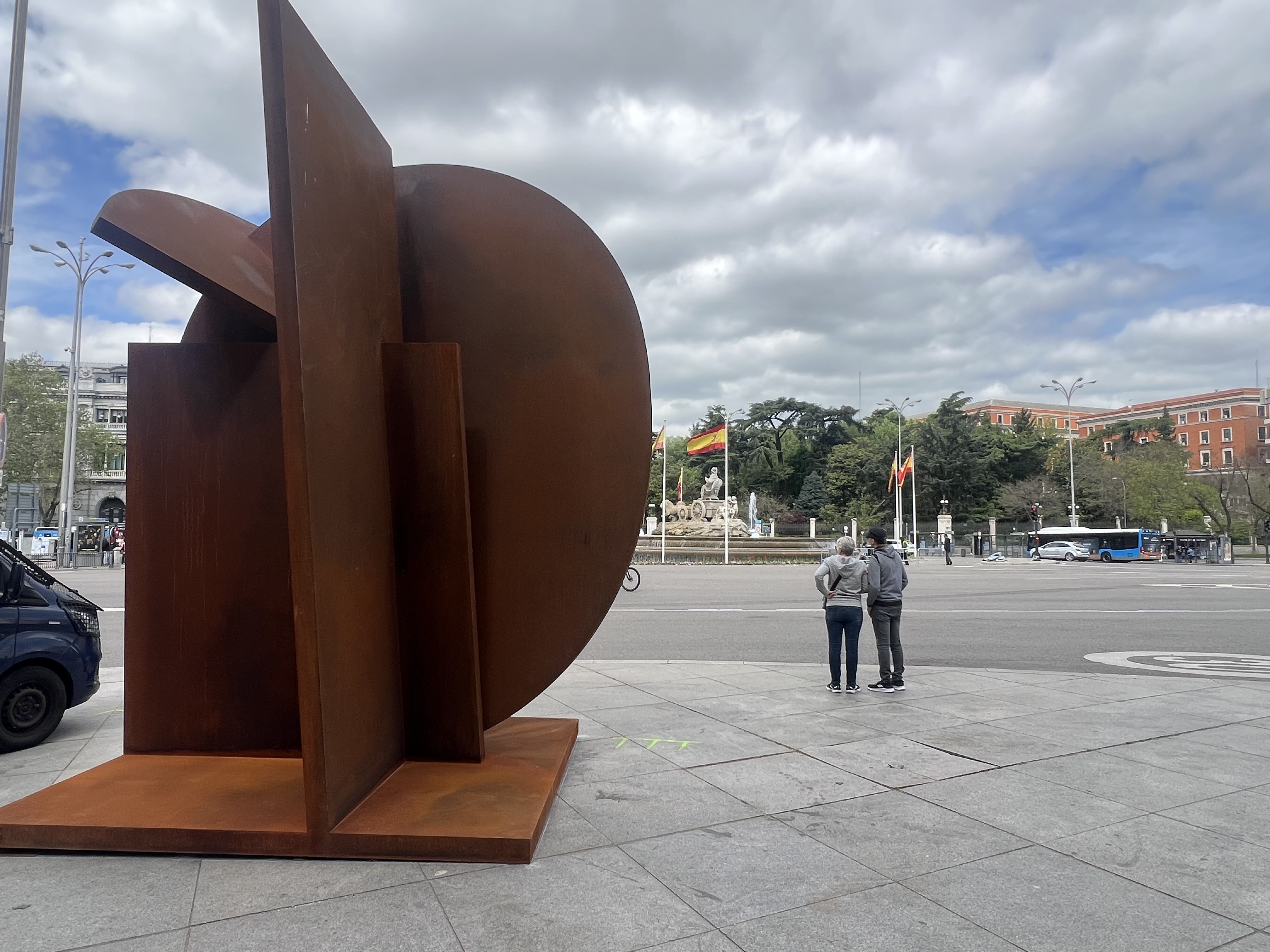 La escultura monumental Hermes en la Plaza de Cibeles