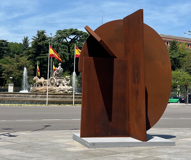 La escultura monumental Hermes en la Plaza de Cibeles